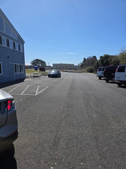 More Photos Of 215 NW 15th St, Newport Flex For Sale