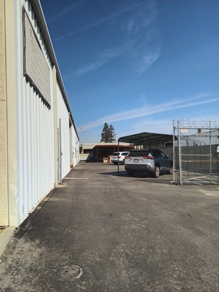 More Photos Of 4608 District Blvd, Bakersfield Warehouse For Sale