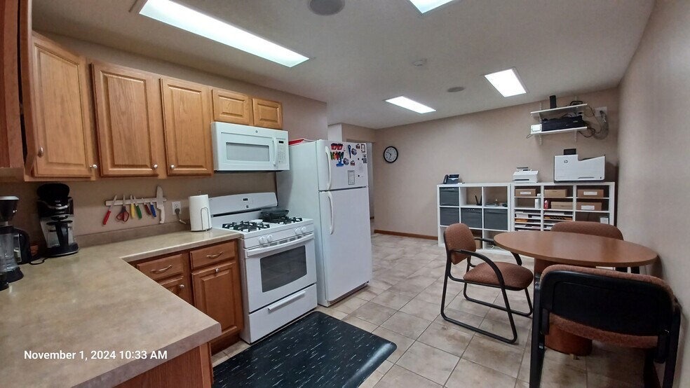 More Photos Of 822-826 S 4th St, Clinton Office For Sale