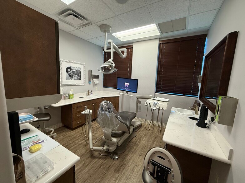 More Photos Of 42104 N Venture Dr, Anthem Office For Sale