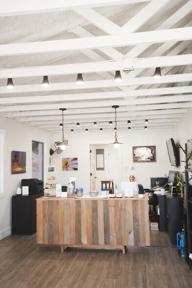 More Photos Of 2000 US Highway 281, Marble Falls Office For Lease