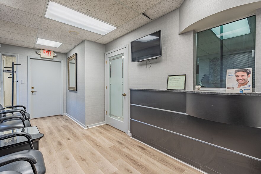 More Photos Of 610 Crystal Point Dr, Crystal Lake Medical For Lease