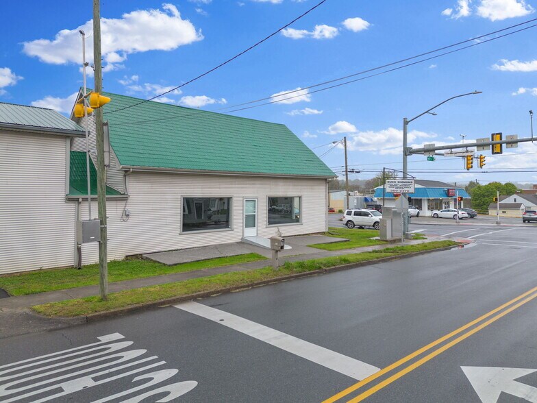 More Photos Of 200 E 4th St, Salem Freestanding For Lease