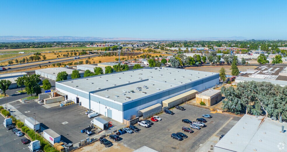 More Photos Of 1192 Vanderbilt Cir, Manteca Warehouse For Lease