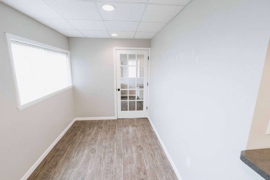 More Photos Of 2565 16th Ave, Columbus Light Manufacturing For Sale