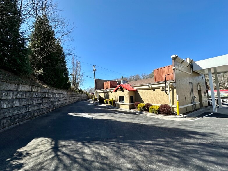 More Photos Of 450 E King St, Boone Service Station For Sale