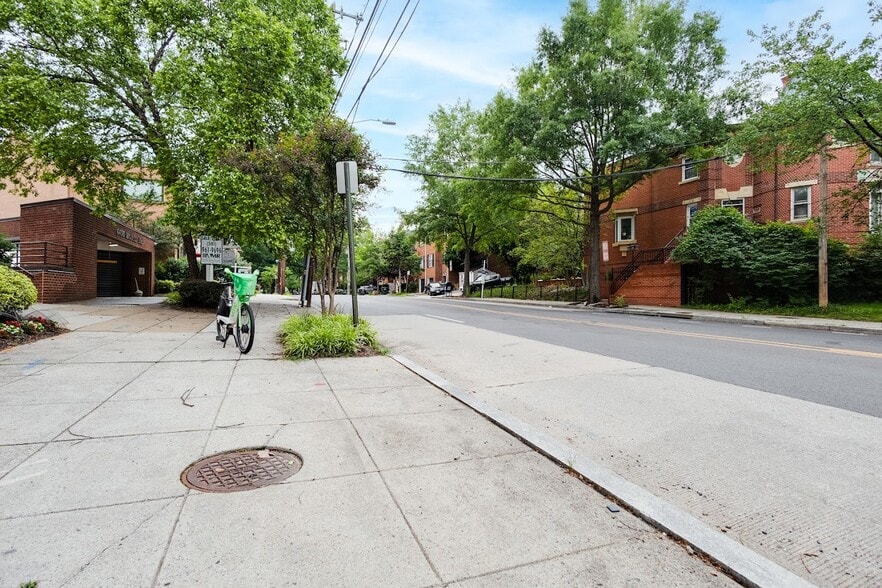 More Photos Of 4400 MacArthur Blvd NW, Washington Office For Sale