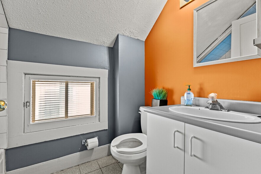 More Photos Of 196 King St, St Catharines Office For Sale