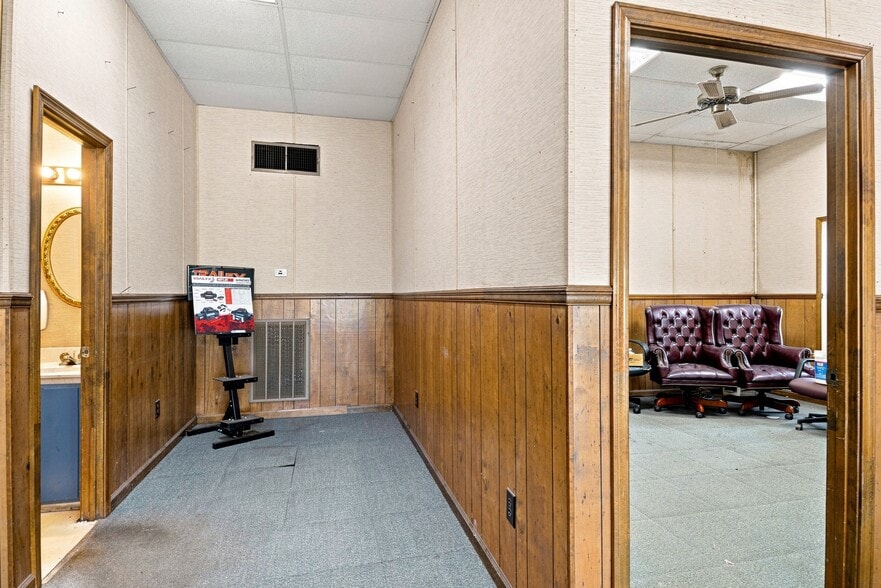 More Photos Of 3267 US Highway 431, Albertville Showroom For Sale