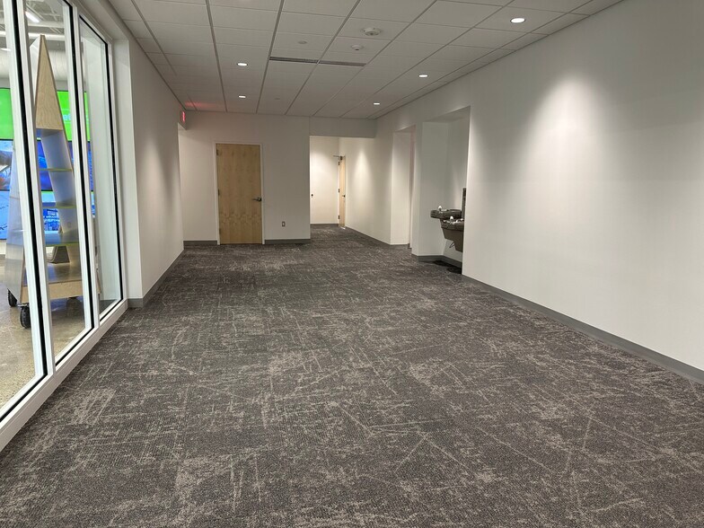 More Photos Of 85 E 8th St, Holland Medical For Lease