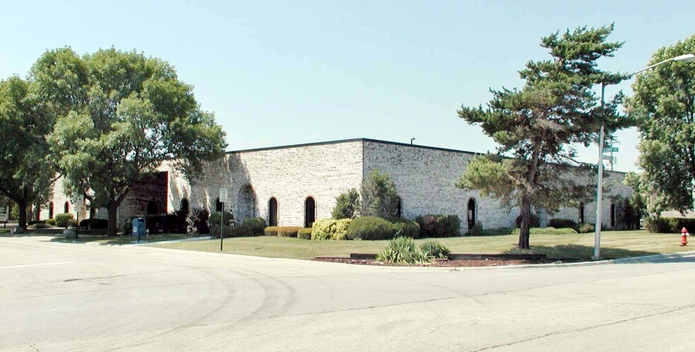 More Photos Of 492-496 Lunt Ave, Schaumburg Manufacturing For Lease