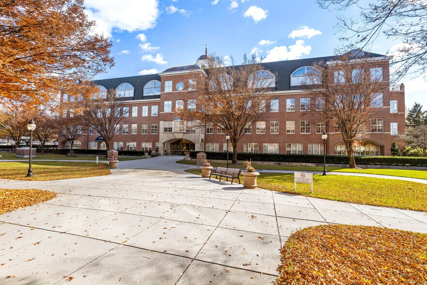 More Photos Of 10753 Falls Rd, Lutherville Office For Sale