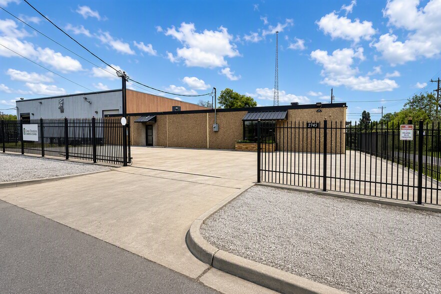 Primary Photo Of 2745 Bryan Ave, Fort Worth Light Manufacturing For Sale