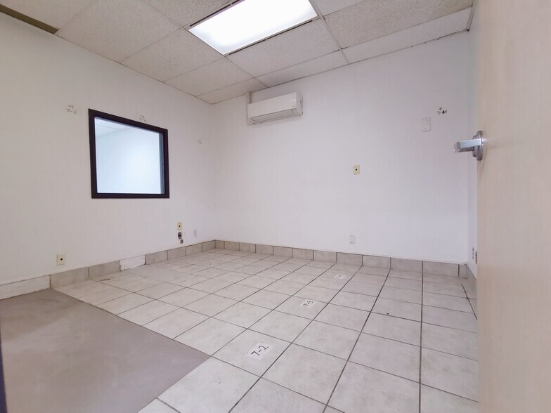 More Photos Of 3871 N Fraser Way, Burnaby Showroom For Lease