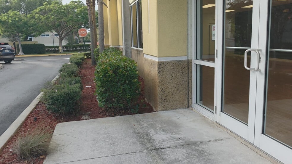 More Photos Of 10101-10181 W Commercial Blvd, Fort Lauderdale Unknown For Lease
