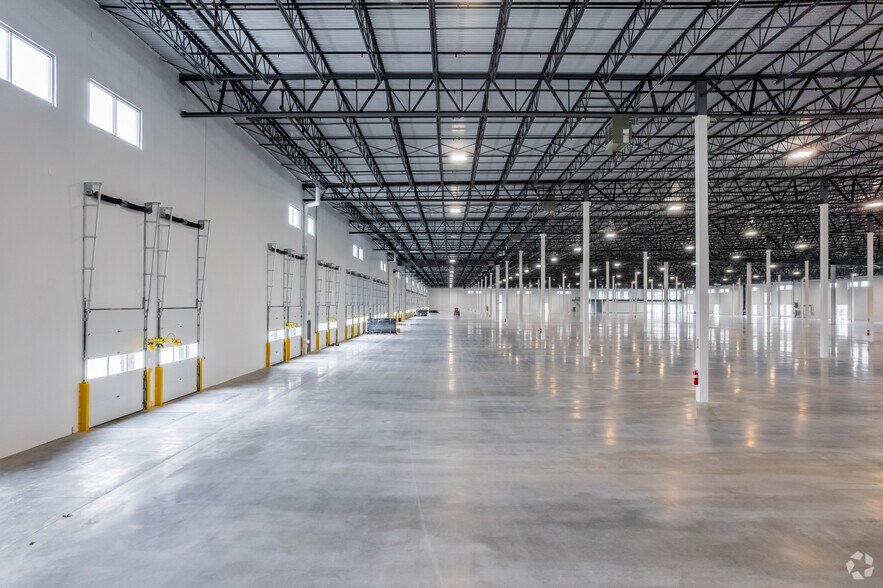 More Photos Of 9141 S 13th St, Oak Creek Warehouse For Lease