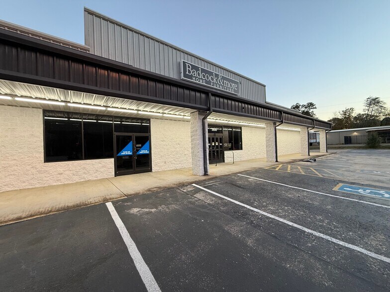 More Photos Of 3600 Main St, Jasper Storefront For Lease