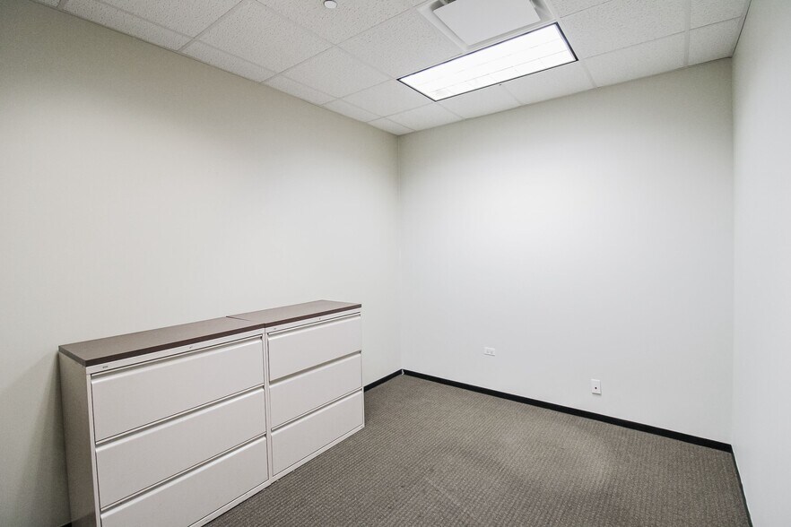 More Photos Of 6400 N Northwest Hwy, Chicago Apartments For Lease