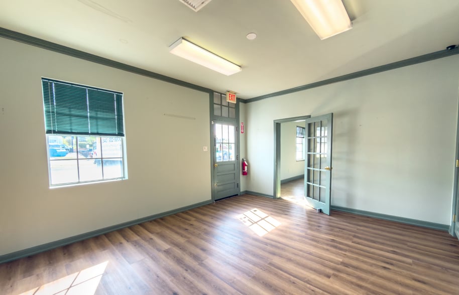More Photos Of 6704 Williamson Rd, Hollins Storefront For Sale
