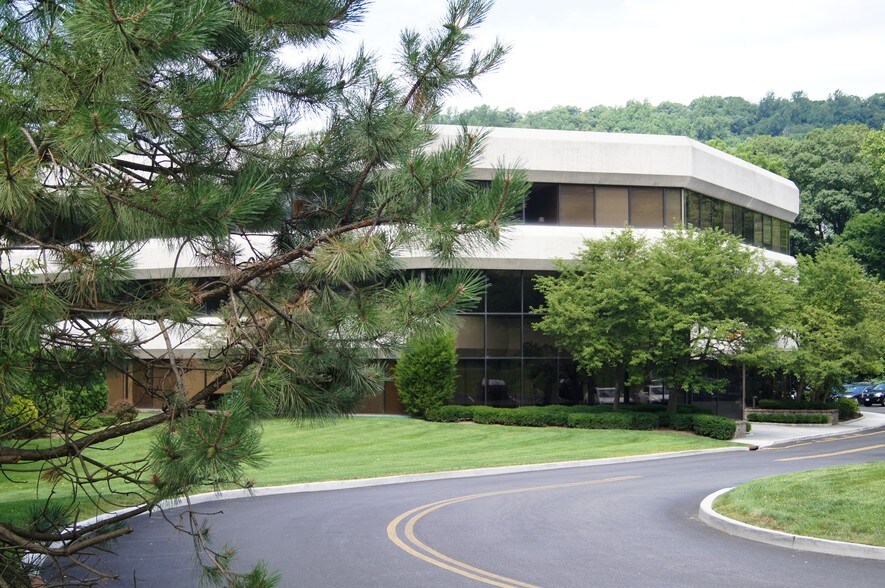 More Photos Of 245 Saw Mill River Rd, Hawthorne Office For Sale