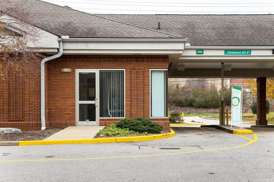 More Photos Of 690 Richmond Rd, Richmond Heights Bank For Lease