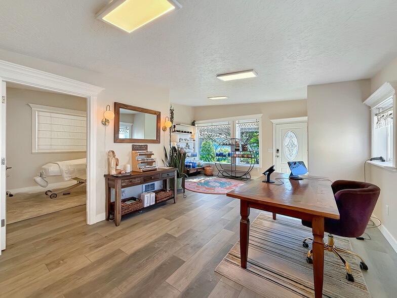 More Photos Of 624 Fleet St, Brookings Office For Sale