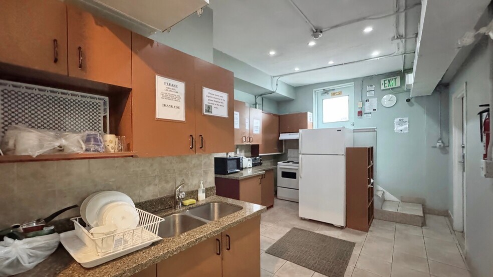 More Photos Of 135 Jarvis St, Toronto Hotel For Sale
