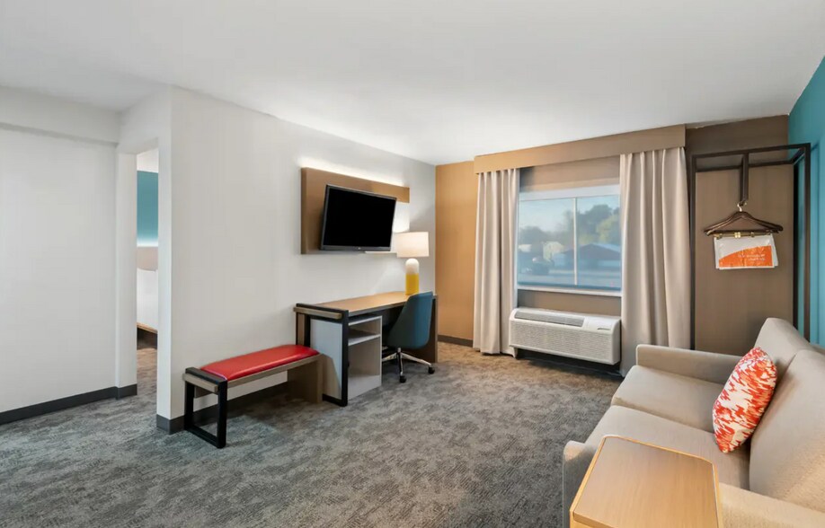 More Photos Of 410 5th St SW, Mason City Hotel For Sale