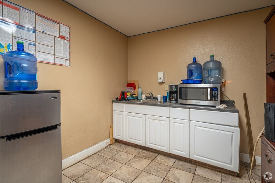 More Photos Of 909 Marcella St, Houston Warehouse For Sale