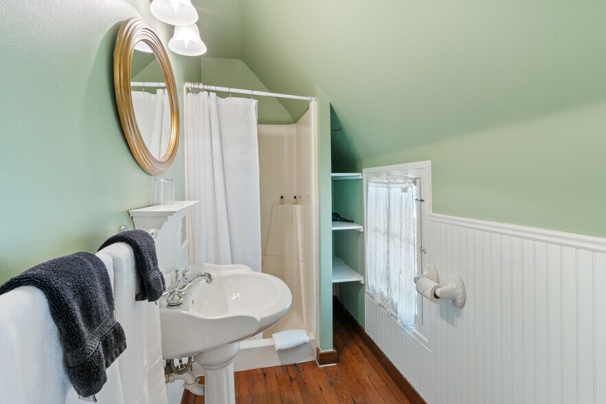 More Photos Of 5 Ojo St, Eureka Springs Hospitality For Sale