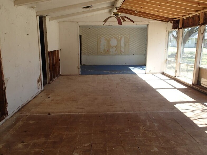 More Photos Of 1015 N Liberty St, El Campo Land For Sale