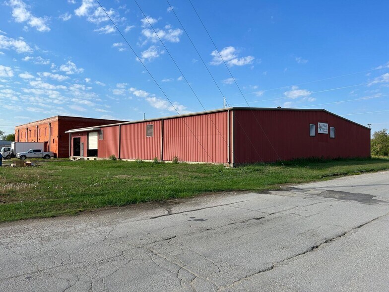 Primary Photo Of 206 W Commerce St, Mexia Industrial For Sale