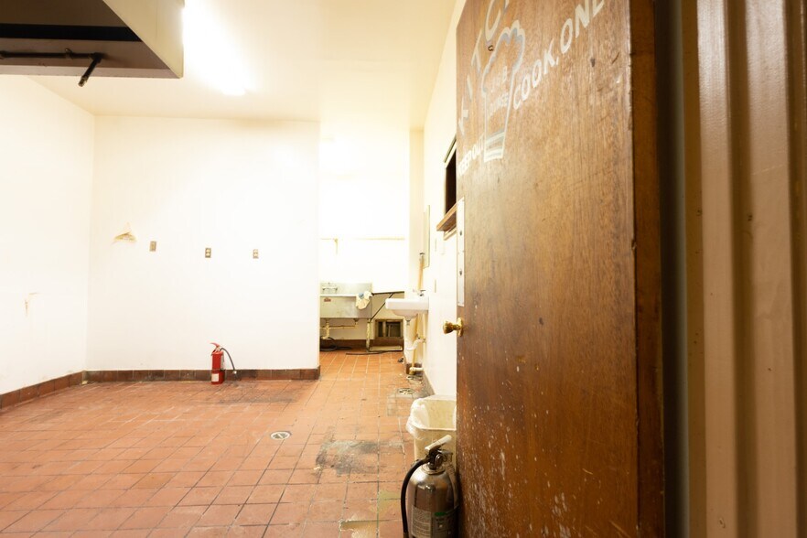 More Photos Of 681 Polk Ave, Memphis Bar For Sale