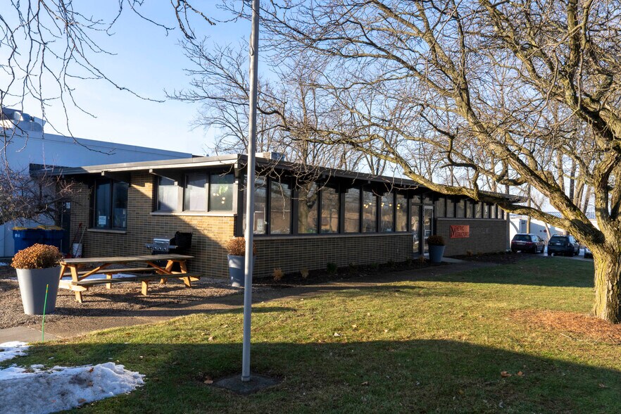 More Photos Of 2350 Oak Industrial Dr NE, Grand Rapids Warehouse For Lease