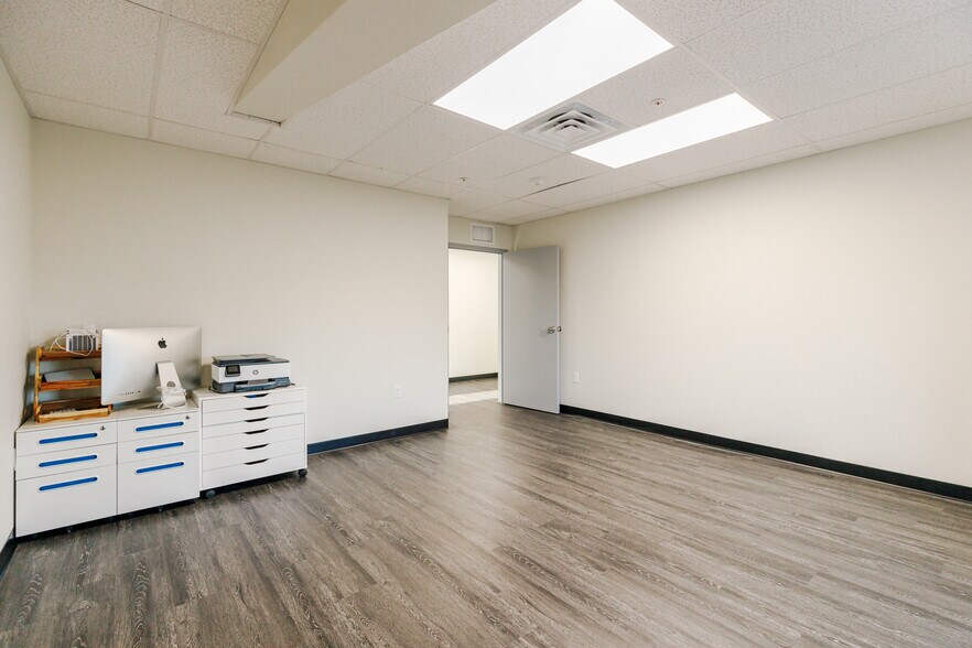 More Photos Of 8280 Consumer Ct, Sarasota Light Manufacturing For Sale