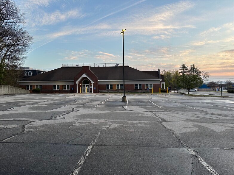 More Photos Of 775 S Main St, Manchester Medical For Lease