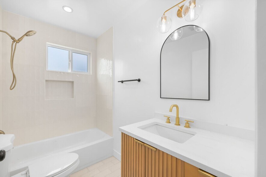 More Photos Of 3020 E 3rd St, Long Beach Apartments For Sale