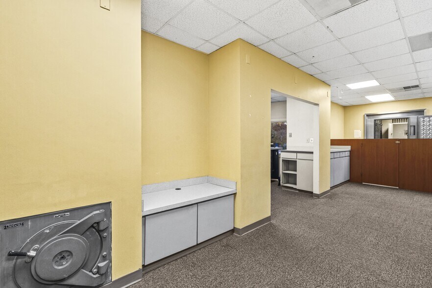 More Photos Of 704 N Cannon Blvd, Kannapolis Bank For Lease