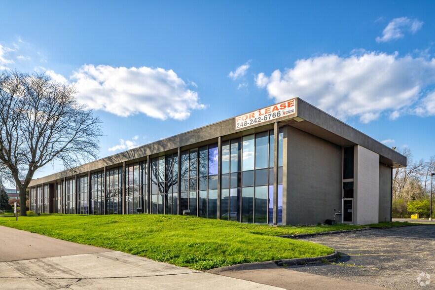 More Photos Of 26250 Northwestern Hwy, Southfield Office For Sale