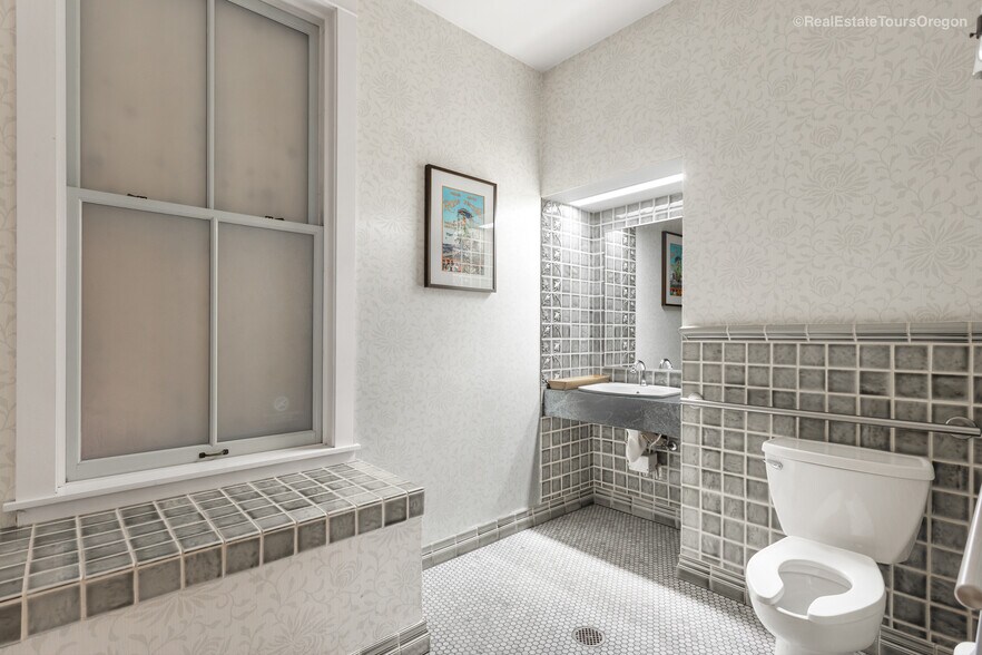 More Photos Of 1331 SW Broadway St, Portland Restaurant For Sale