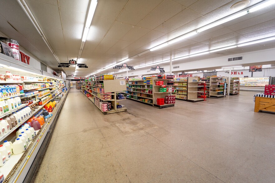 More Photos Of 1302 E Crestwood Dr, Victoria Storefront For Sale
