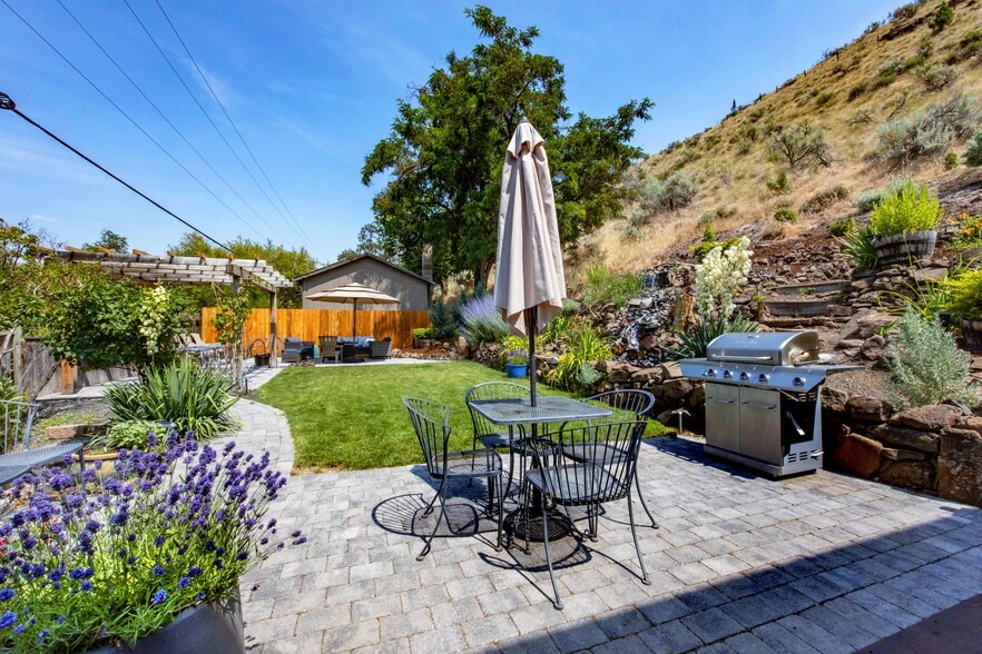 More Photos Of 210 Hartman Ave, Maupin Hotel For Sale