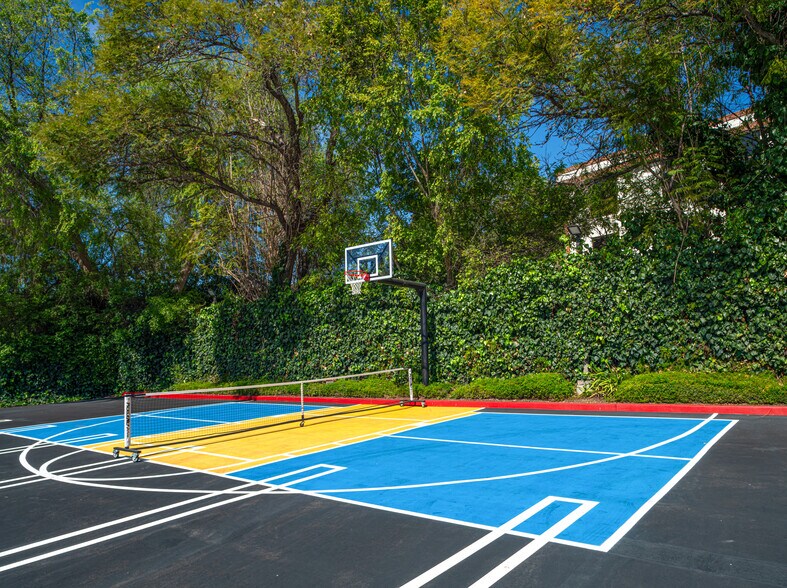 More Photos Of 4444 W Lakeside Dr, Burbank Office For Lease