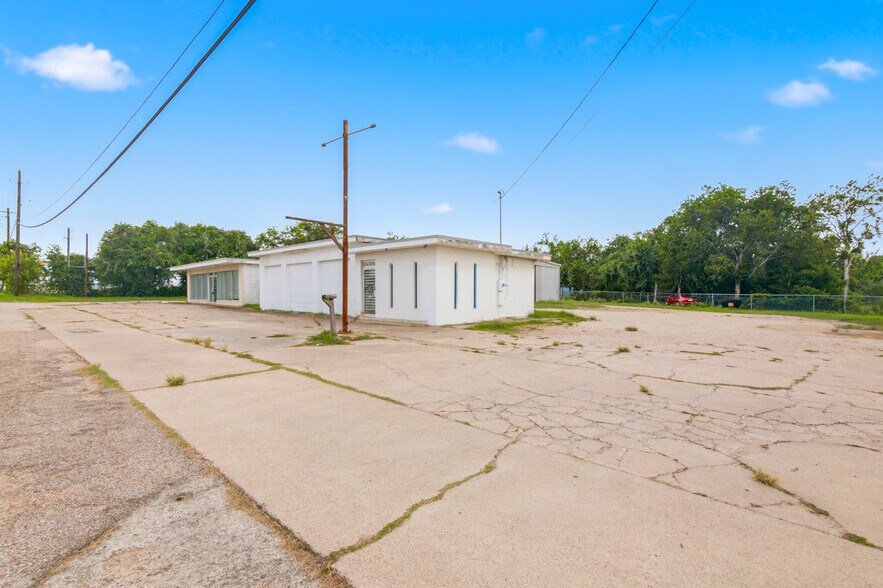 More Photos Of 4107 Port Lavaca Dr, Victoria Showroom For Sale