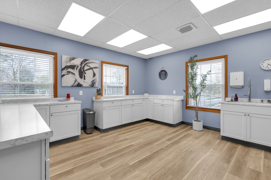 More Photos Of 10455-10499 N College Ave, Carmel Office For Sale