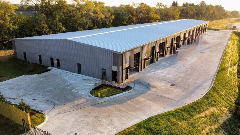 More Photos Of 2101 Delavan Drive, West Des Moines Industrial For Lease