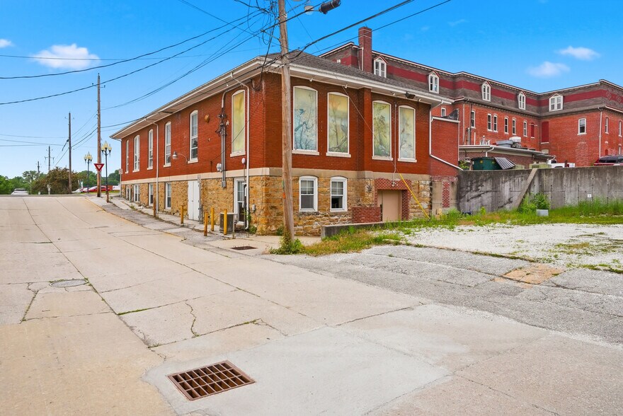 More Photos Of 115 E 5th St, Fulton Office For Sale