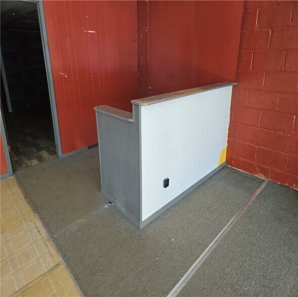More Photos Of 302 N Silver St, Paola General Retail For Sale