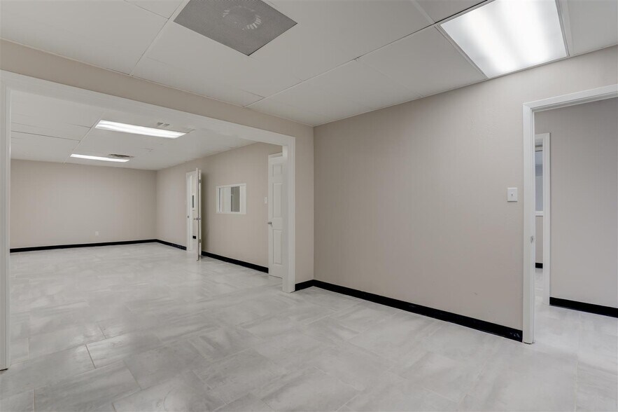 More Photos Of 1301-1309 Sandy Ln, Baytown General Retail For Sale