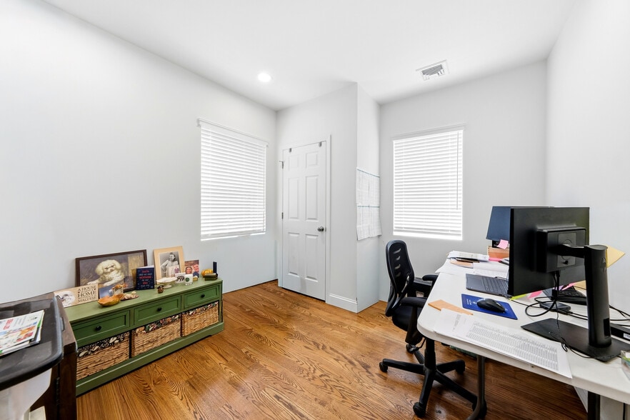 More Photos Of 272 Broadway, Bethpage General Retail For Sale
